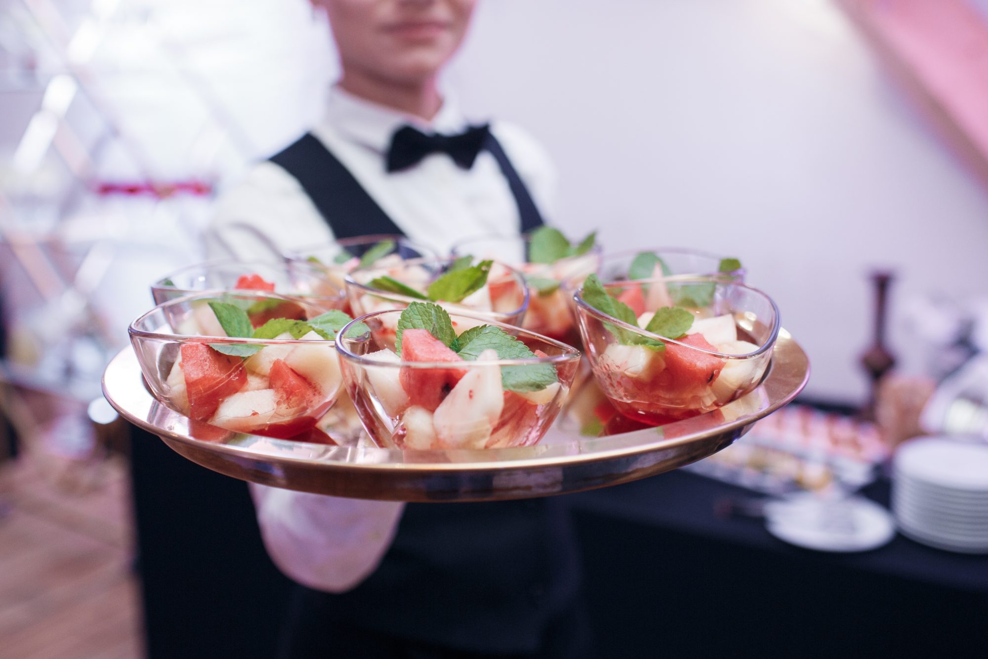 camarero-de-catering-con-canapes Catering para 200 personas en Zaragoza